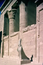 Vista de la fachada de arenisca del Templo de Horus