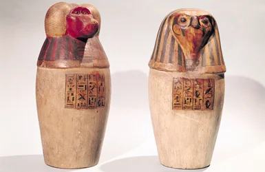 Copias de dos frascos canopos del Nuevo Reino (madera pintada)