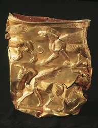 Copa decorada con toro alado y monstruos con cabezas de águila, de Marlik, Irán