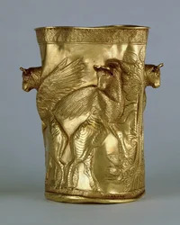 Copa decorada con toros alados flanqueando un árbol, de Marlik, Irán, c. siglo XII-XI a.C.