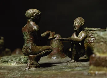 Figuras agachadas de un pequeño grupo de estatuas que representan a Sit Shimsi, el rito al sol naciente, Período Elamita, de Susa, suroeste de Irán, c.1150 a.C.