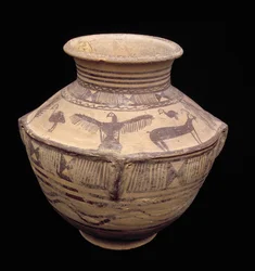 Recipiente que representa un ave de presa con alas abiertas y otros animales, cerámica de Fasa, c.2000 a.C.
