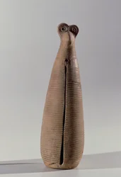 Instrumento de viento en forma de mujer con túnica, de Lorestán, Irán, principios del primer milenio a.C. (cerámica)