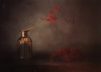 Naturaleza muerta con flores rojas