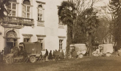 Álbum de la Primera Guerra Mundial en Friuli-Venecia Julia: llegada de la ambulancia con los heridos en Villa Brazzà, hogar del Hospital de guerra en Soleschiano Manzano, 25/11/1915
