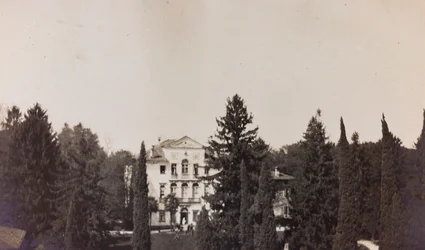 Álbum de la Primera Guerra Mundial en Friuli-Venecia Julia: vista de Villa Brazzà, hogar del Hospital de guerra en Soleschiano Manzano, foto tomada desde la torre de la iglesia, 01-04/1916 (foto en b/n)