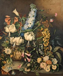 Flores en un jarrón sobre una mesa con tapa de mármol