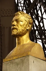 Busto de Gustave Eiffel bajo la Torre Eiffel, París, Francia