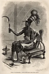 Mounza, rey de los Mombuttous (tribu de Sudán), tocado con un moño cubierto con un gorro cilíndrico adornado con plumas de loro, una placa de cobre en forma de media luna unida a la frente, alrededor del cuello, un collar de láminas de cobre y en sus brazo