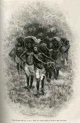 Grupo de niñas llevando cestas llenas de comida para el suministro de S.Pinto y sus hombres. Grabado por Emile Bayard, para ilustrar la historia de cómo atravesé África, del Océano Atlántico al Océano Índico, por el Mayor Serpa Pinto, en 1877-1878, pub