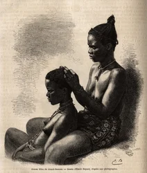 Jóvenes de Grand-Bassam (antigua capital de Costa de Marfil), peinándose, grabado basado en el dibujo de Emile Bayard, ilustrando el viaje a la costa africana en 1868, por el vicealmirante Fleuriot de Langles, publicado en “” Le tour du m