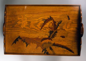 Bandeja de madera con incrustaciones y decoración de cardos, realizada por Émile Gallé (1846-1904), 40 x 42 cm, Francia, siglo XX
