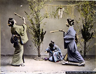 Jóvenes japonesas jugando Hanetsuki, c.1900