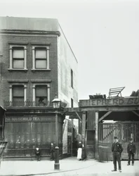 68 Bermondsey New Road: elevación frontal, Londres, 1898
