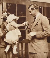 Un niño entrega un ramo al Rey Eduardo VIII en el Enham Village Centre, 1926