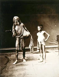 Un Fakir y su asistente, India, c.1880