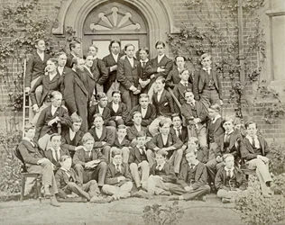 Fotografía de una casa en Eton College, años 1870