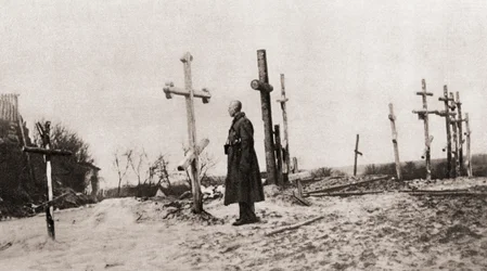 Un soldado ruso en la tumba de un camarada durante la Primera Guerra Mundial, de The Illustrated War News, 1915