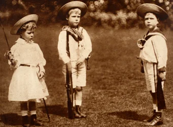 El joven rey Eduardo VIII instruyendo a sus hermanos, el duque de York y la princesa real, hacia 1899
