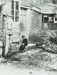 Un niño en Frogmore, Londres, 1888