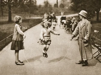 Una niña saltando en Hyde Park o Kensington Gardens, de Wonderful London, publicado 1926-27