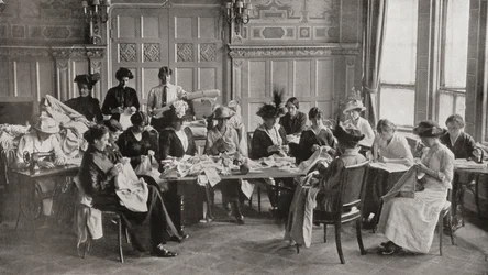 Reunión de costura de la Cruz Roja de señoras en el Hotel Claridge, haciendo camisas de lana para el esfuerzo de guerra durante la Primera Guerra Mundial, de 