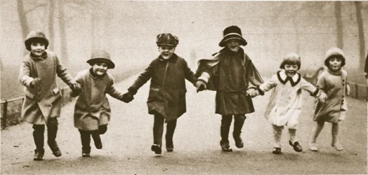 Una fila de niños bien vestidos corriendo en Hyde Park, de Wonderful London, publicado 1926-27