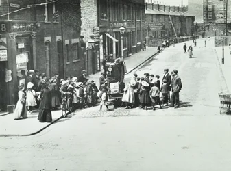 Un organillero en Putney, Londres, 1886