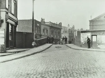 Un caballo blanco viaja por Rhodeswell Road hacia Old Victory Bridge, 1895