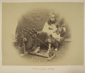 Una mujer de Jeypore hilando, c.1890 (fotografía en b/n)