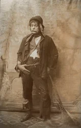 Actor disfrazado de barrendero (foto b/n)