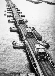 Ambulancias de las fuerzas de desembarco aliadas usando un muelle Mulberry del puerto artificial Mulberry que había sido remolcado a través del canal, 6 de junio de 1944