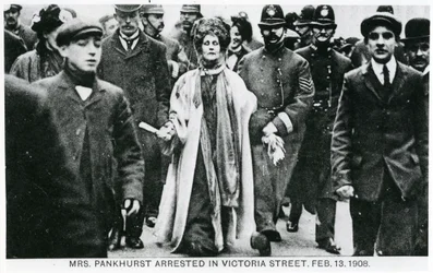 Arresto de la Sra. Emmeline Pankhurst en Victoria Street, 13 de febrero de 1908