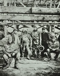 Blackfriars Bridge: trabajadores de la construcción posan con equipo, 1869