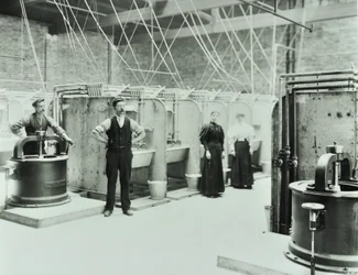 Boundary Street: interior de la lavandería, personas trabajando con maquinaria, Londres, 1897
