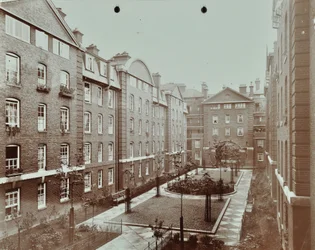 Bourne Estate: jardín formal de patio, Londres