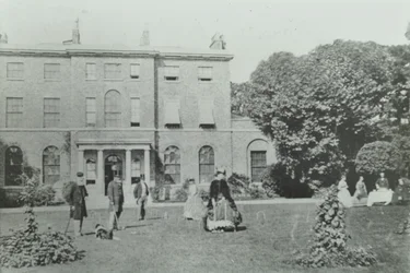 Broomwood House, Broomwood Road: elevación trasera, Londres, 1890