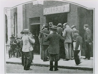 Músicos callejeros entreteniendo a los de la fila de la galería