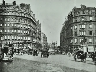Charing Cross, Westminster LB: Northumberland Avenue desde Trafalgar Square y Charing Cross, 1890