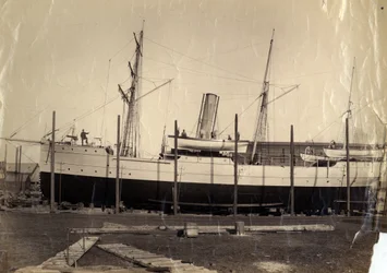 Crucero de ingresos chino "Li Kin" o su barco gemelo "Kai Pan" listo para el lanzamiento, 1888