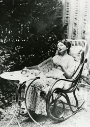 Christabel Pankhurst (1881-1969) leyendo una copia de The Suffragette c.1905-14