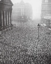 Multitud en la calle frente a Mansion House, City of London (foto b/n)