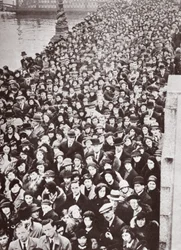 Multitudes esperando acceso a Westminster Hall, durante la capilla ardiente de Jorge V, 1936