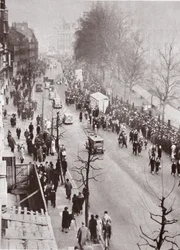 Multitudes esperando acceso a Westminster Hall, durante la capilla ardiente de Jorge V, 1936