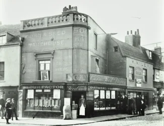 Deptford Broadway: escena de calle con fachadas de tiendas, Londres, 1897
