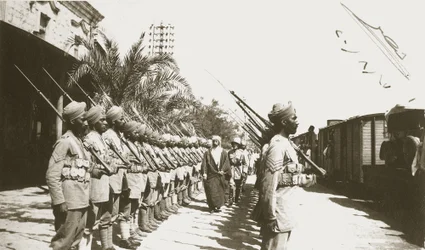 Emir Faisal en la estación de Lydda, Palestina, con Sir Herbert Samuel, 1920