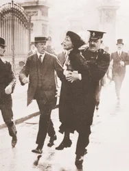Detención de Emmeline Pankhurst ante el palacio de Buckingham, cuando intentaba hacer una petición al rey, 21 de mayo de 1914 (foto sepia)