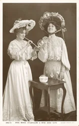 Actrices y cantantes inglesas, Zena Dare y Marie Studholme (foto b/n)