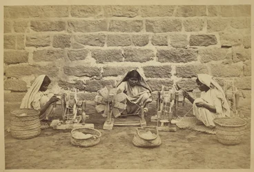 Prisioneras enrollando algodón en ruedas giratorias en la prisión de Karachi. Fotógrafo: Michie and Company c. 1873173 mm x 260 mm Archaeological Survey of India Collections: India Office Series (Volumen 52).