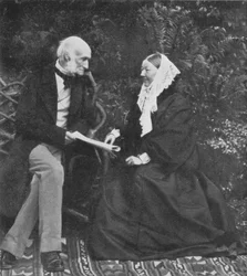 Florence Nightingale y Sir Harry Verney en el césped de Claydon House, 1889